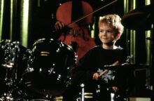 Thomas Brodie-Sangster ve filmu Láska nebeská (2003)