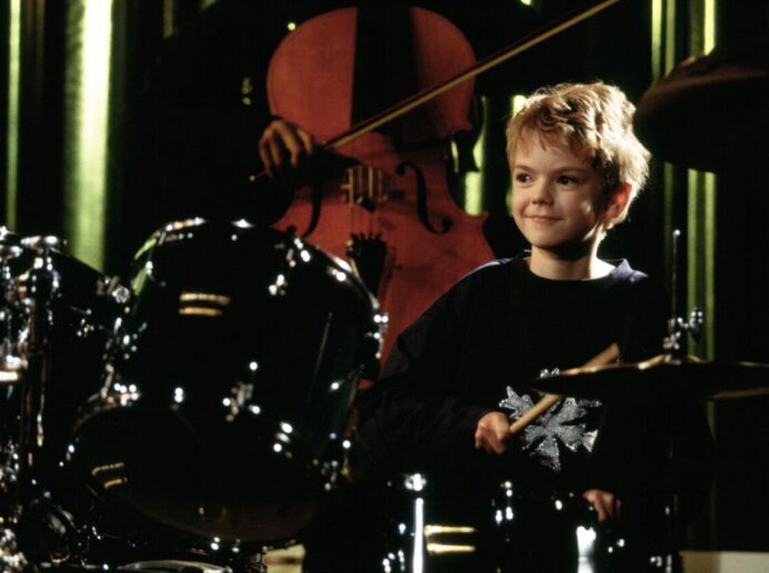 Thomas Brodie-Sangster ve filmu Láska nebeská (2003)