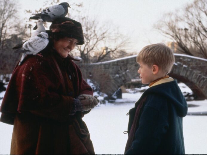 Brenda Fricker jako holubí dáma ze Sám doma 2: Ztracen v New Yorku