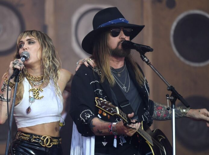 Miley Cyrus a Billy Ray Cyrus na snímku z roku 2019