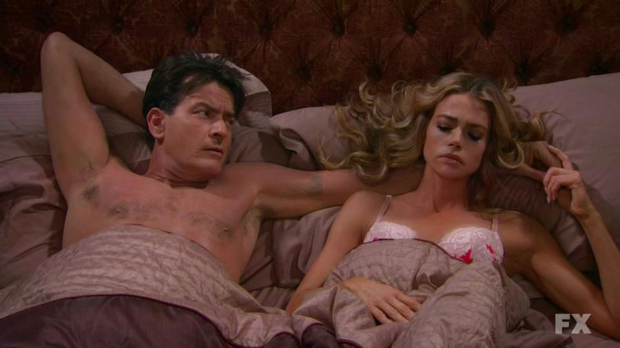 Charlie Sheen a Denise Richards ve Dva a půl chlapa