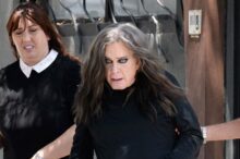 Ozzy Osbourne na vycházce pod dohledem své ošetřovatelky