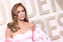 Jennifer Lopez na Zlatých globech v lednu 2024