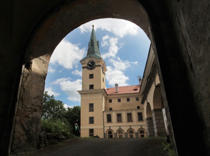 Zámek Zelená hora se od doby natáčení Černých baronů příliš nezměnil.