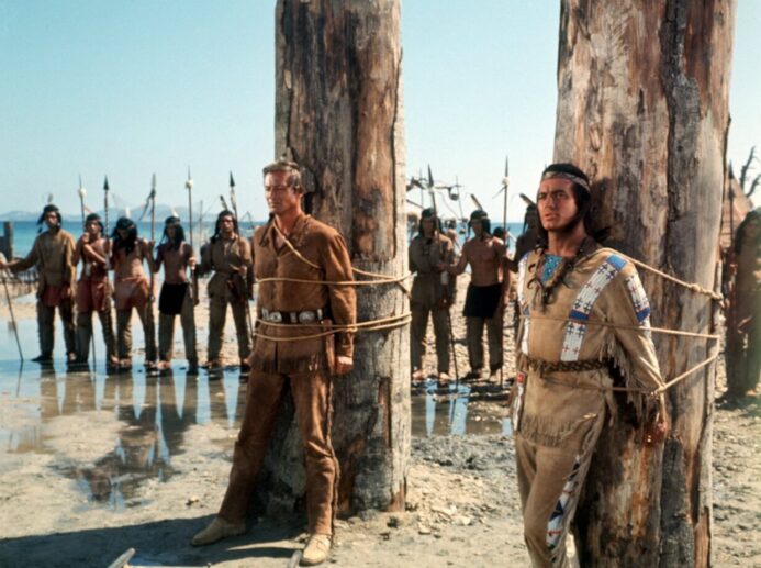 Winnetou (Pierre Brice, L), náčelník apačských indiánů, a jeho bílý přítel Old Shatterhand (Lex Barker). Zdroj: Profimedia