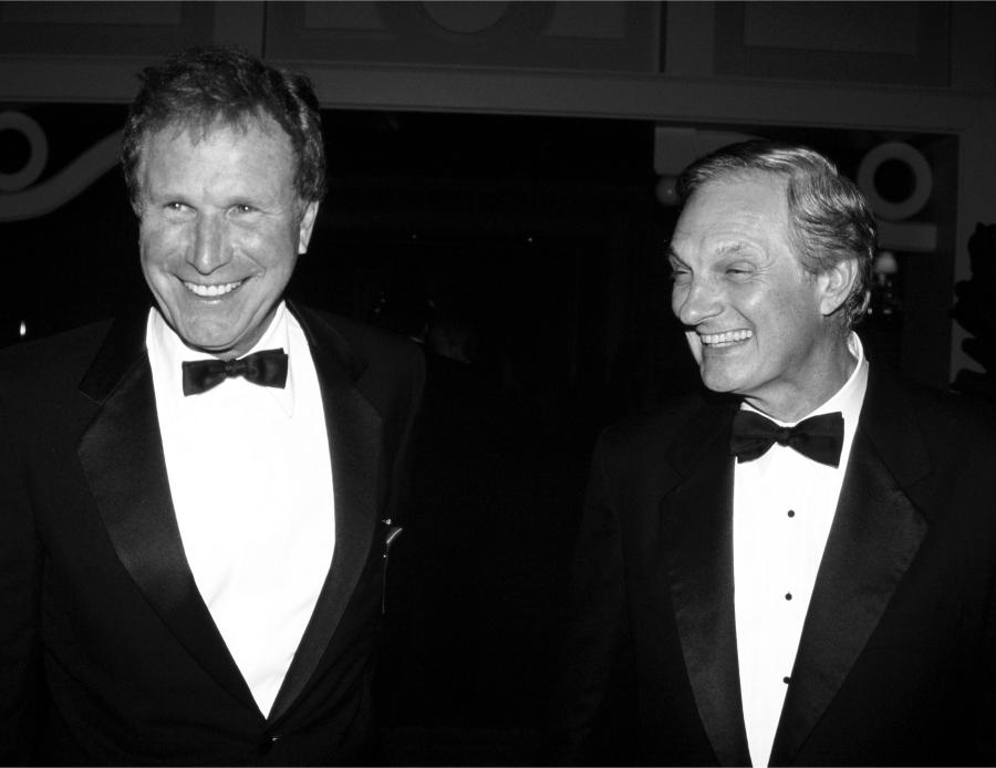 Alan Alda a Wayne Rogers se přátelili až do Rogersovy smrti.