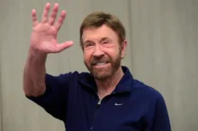 Ani v 84 letech Chuck Norris nekončí.