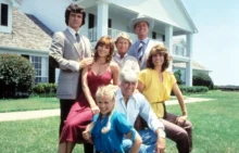 Legendární seriál Dallas a jeho hlavní postavy: zleva Bobby, Pam, Miss Ellie, J. R., Sue Ellen, Jock a Lucy.