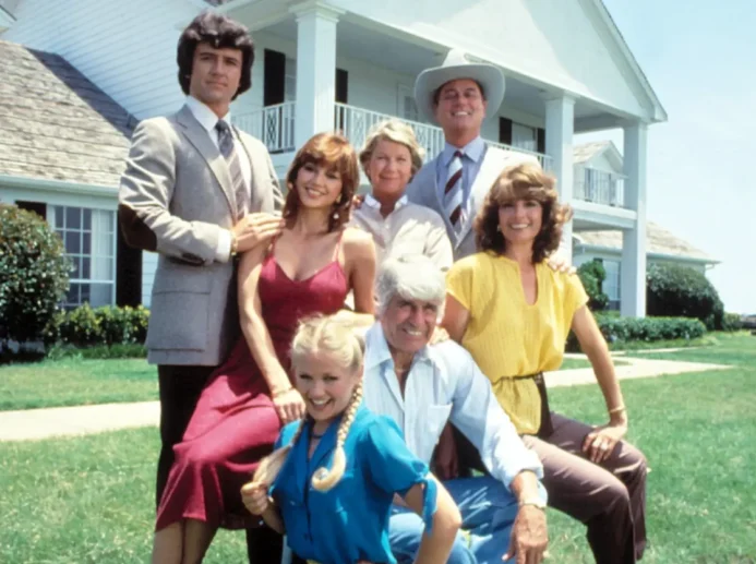 Legendární seriál Dallas a jeho hlavní postavy: zleva Bobby, Pam, Miss Ellie, J. R., Sue Ellen, Jock a Lucy.