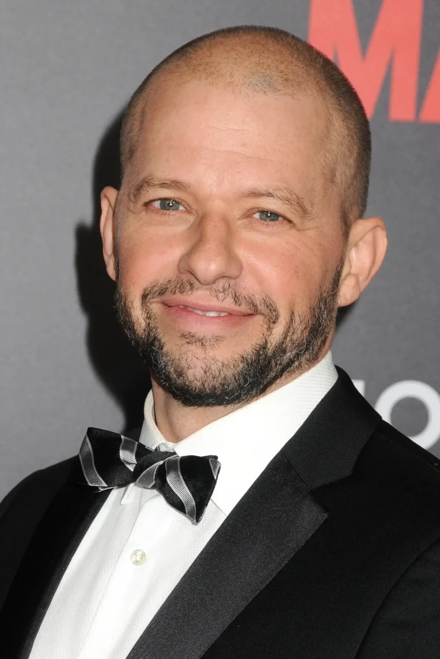 Holá hlava, vousy a knír. Jon Cryer má novou image.