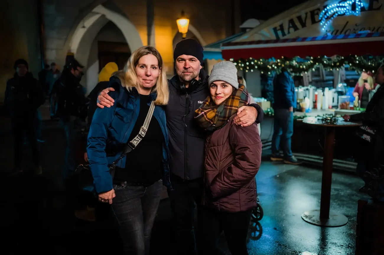 Režisér Dan Svátek s Terezou Ramba a autorkou blogu Michaelou Duffkovou během natáčení filmu Zápisník alkoholičky.