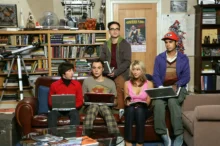 Zleva Simon Helberg (Howard), Jim Parsons (Sheldon), Johny Galecki (Leonard), Kaley Cuoco (Penny) a Kunal Nayyar (Rajesh).