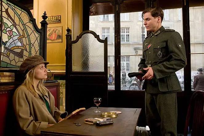 Shosanna (Mélanie Laurent) a Frederick Zoller (Daniel Brühl) v kultovním filmu Hanebný pancharti.