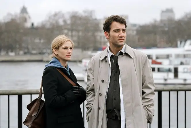 Anna (Julia Roberts) a Larry (Clive Owen) ve snímku Na dotek.