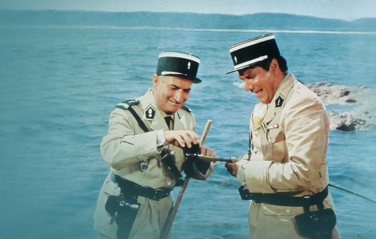 Louis de Funès (Ludovic Cruchot) a Michel Galabru (Jérôme Gerber) jako strážci zákona v oblíbené komedii Četník ze Saint Tropez. 