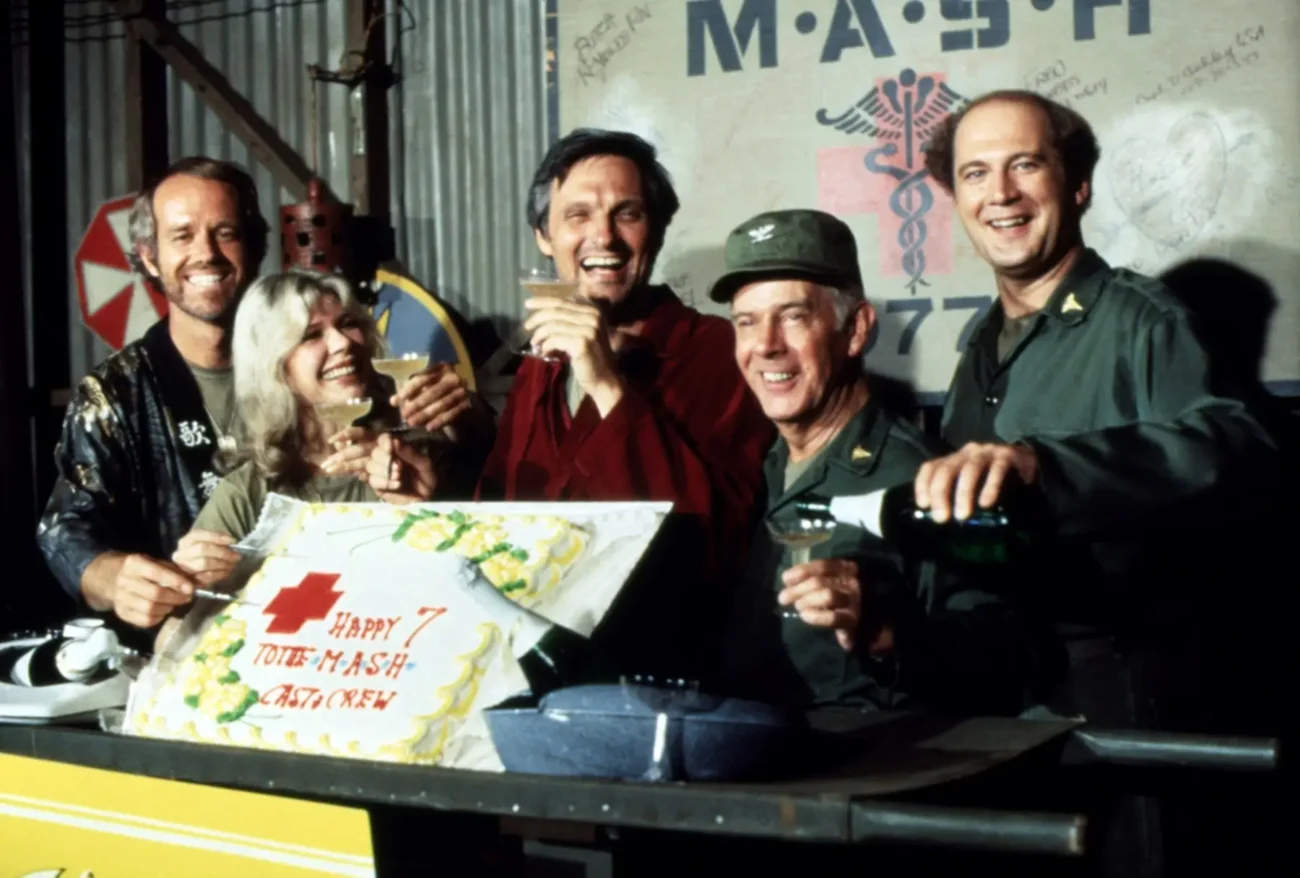 Mike Farrell (B. J. Hunnicutt), Loretta Swit (Margaret Houlihan), Alan Alda (Hawkeye Pierce), Harry Morgan (Sherman T. Potter) a David Stiers (Charles Wincester) během natáčení seriálu M*A*S*H.