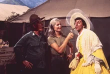 Sherman T. Potter (Harry Morgan), Margaret Houlihan (Loretta Swit) a Maxwell Klinger (Jamie Farr) v legendárním seriálu M*A*S*H.