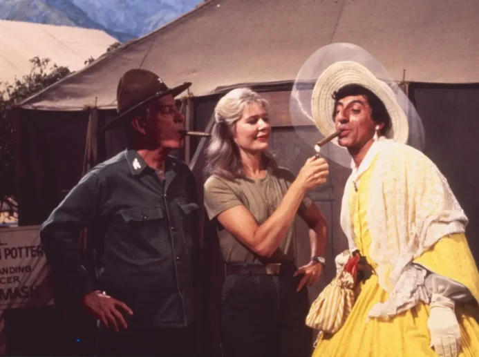 Sherman T. Potter (Harry Morgan), Margaret Houlihan (Loretta Swit) a Maxwell Klinger (Jamie Farr) v legendárním seriálu M*A*S*H.