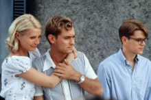 Gwyneth Paltrow (Marge Sherwood), Jude Law (Dickie Greenleaf) a Matt Damon (Tom Ripley) ve filmu Talentovaný pan Ripley.