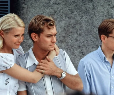 Gwyneth Paltrow (Marge Sherwood), Jude Law (Dickie Greenleaf) a Matt Damon (Tom Ripley) ve filmu Talentovaný pan Ripley.