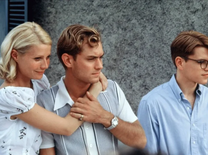 Gwyneth Paltrow (Marge Sherwood), Jude Law (Dickie Greenleaf) a Matt Damon (Tom Ripley) ve filmu Talentovaný pan Ripley.