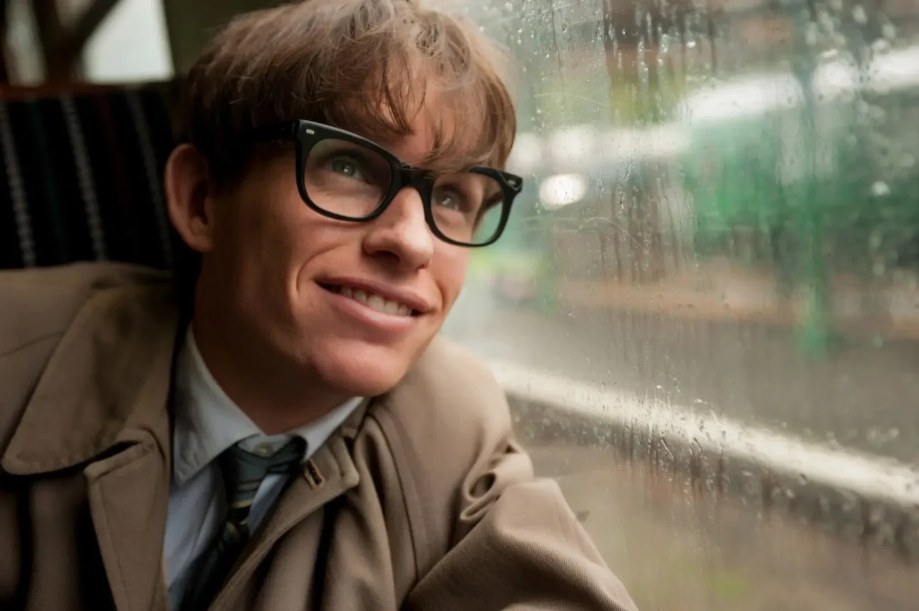 Hollywoodský herec Eddie Redmayne ve filmu Teorie Všeho,