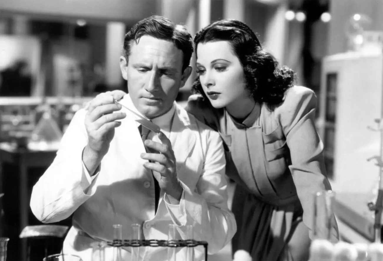 Spencer Tracy (Dr. Karl Decker) a Hedy Lamarr (Georgi Decker) ve filmu I Take This Woman z roku 1940.