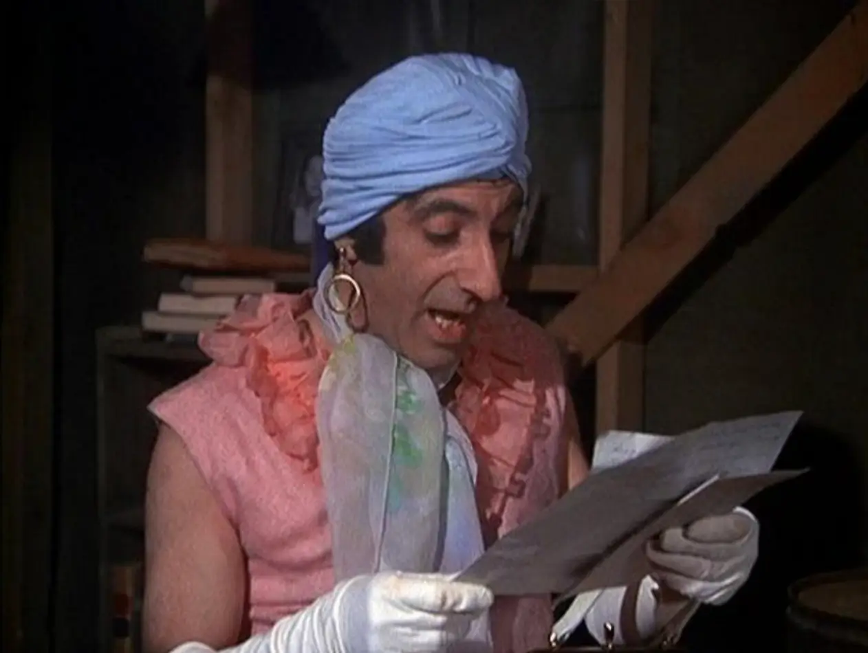 Jamie Farr alias seržant Maxwell Q. Klinger