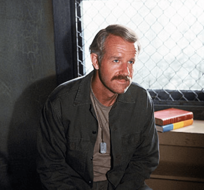 Mike Farrell jako kapitán B. J. Hunnicutt