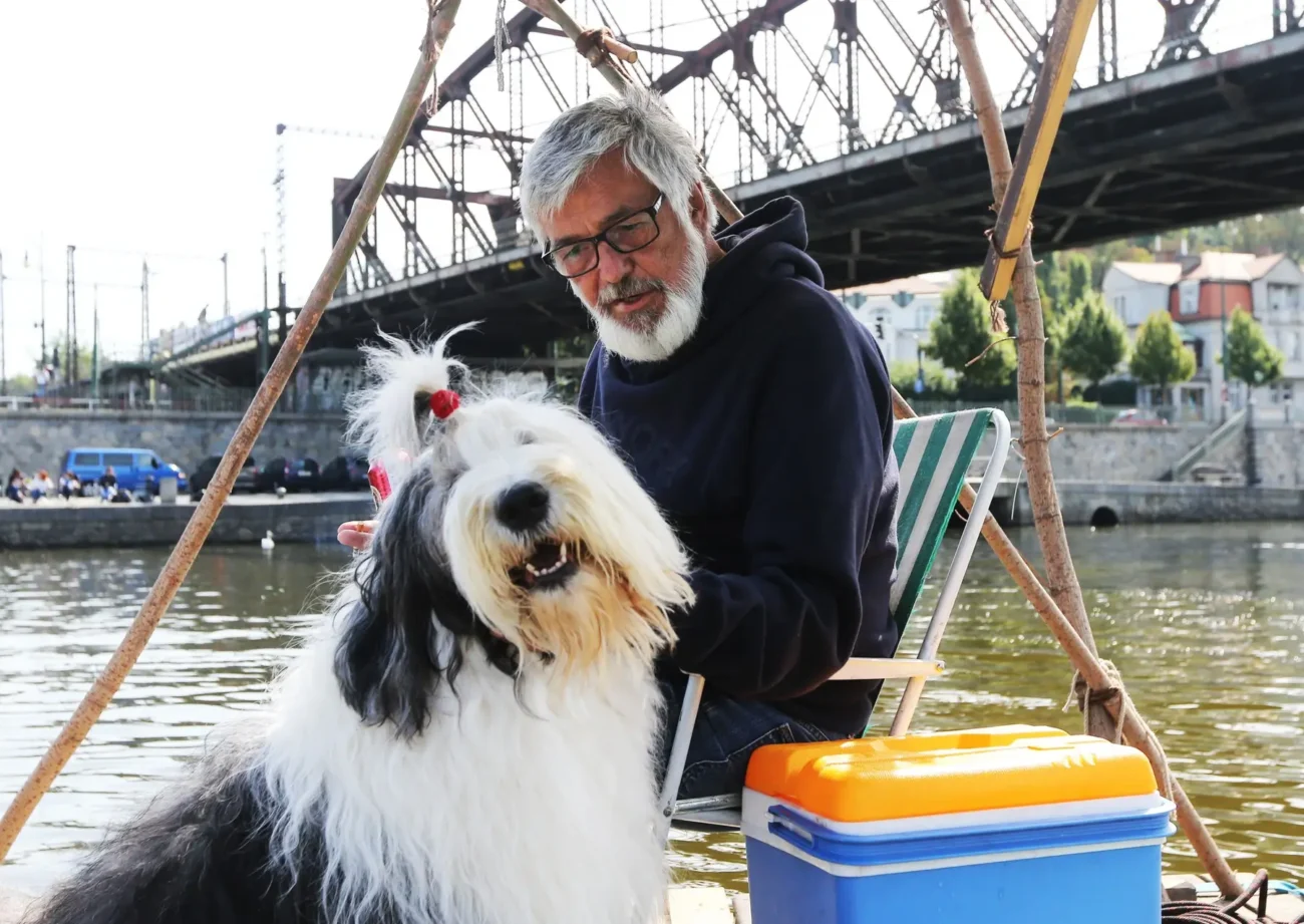 Jiří Bartoška při natáčení filmu Teorie Tygra