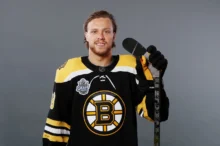 Hokejista David Pastrňák je hvězdou NHL.