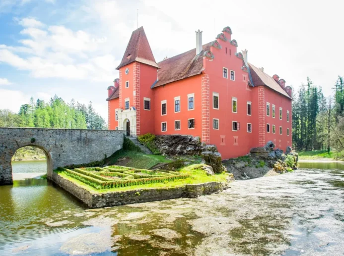 Nádherný zámek Červená Lhota má doslova pohádkovou atmosféru.