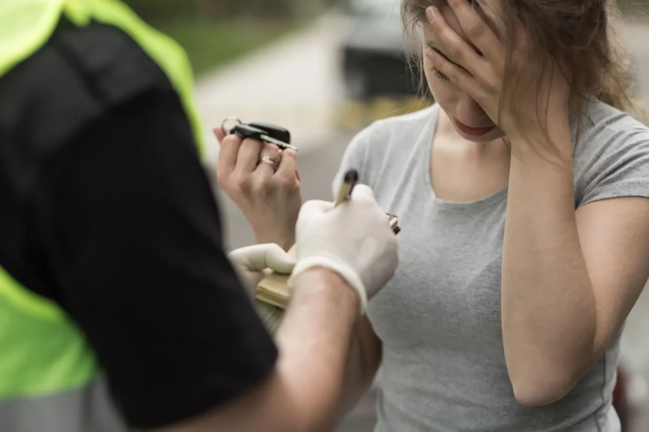 žena odevzdává klíčky od auta policistovi