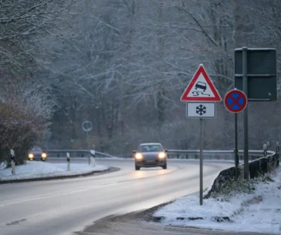 auto na namrzlé silnici