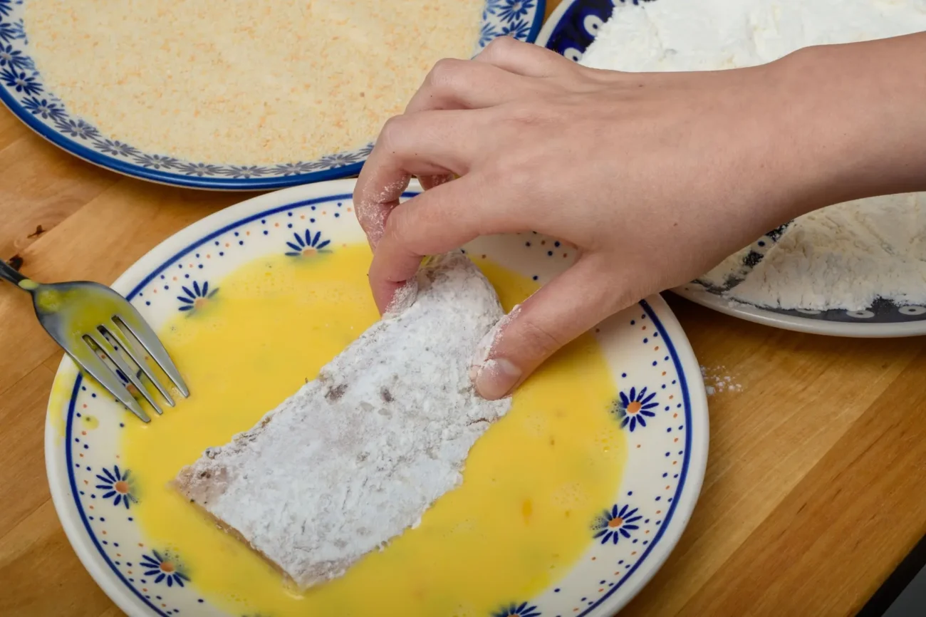 Než začnete kapra obalovat, nechte ho přes noc naloženého v mléce.