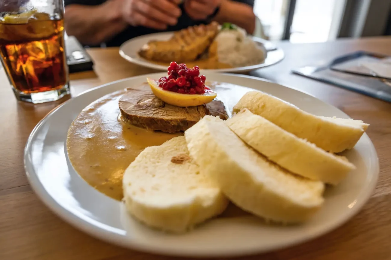 český pokrm v restauraci, knedlíky s masem a omáčkou