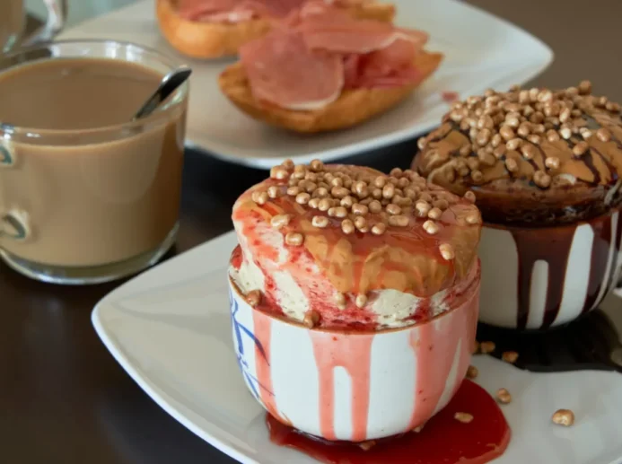 mug cakes na stole s kávou