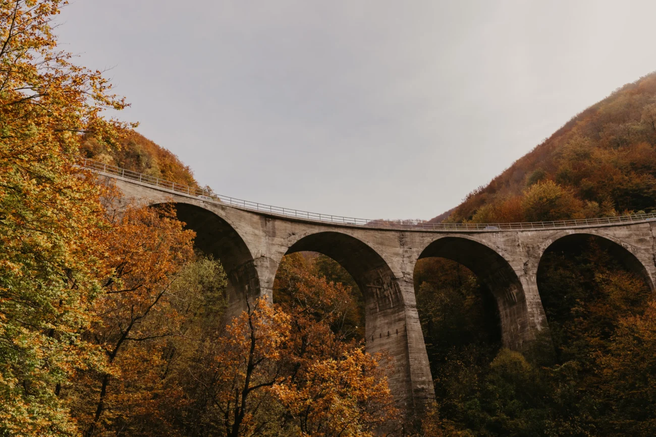 Viadukt vyfocený ze zdola.