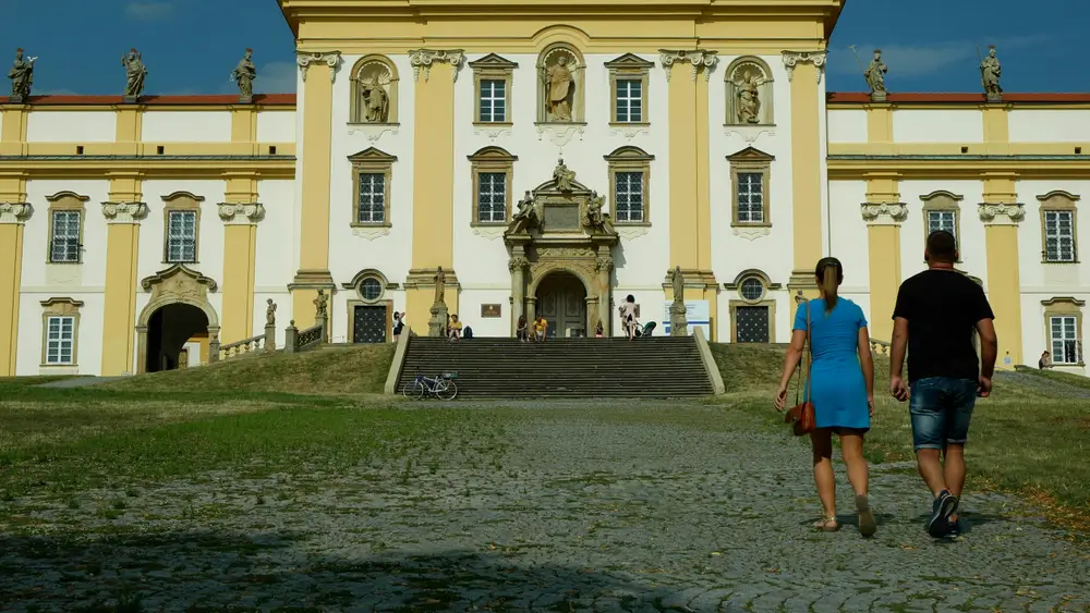 Bazilika na Svatém Kopečku u Olomouce a několik turistů.