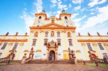 Přední strana Baziliky na Svatém Kopečku u Olomouce.