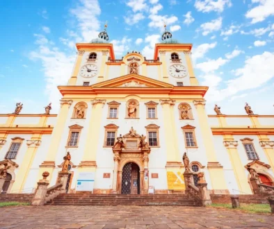 Přední strana Baziliky na Svatém Kopečku u Olomouce.