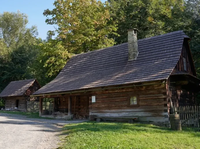 Dva dřevěné domky, které jsou součástí Valašského muzea v přírodě.