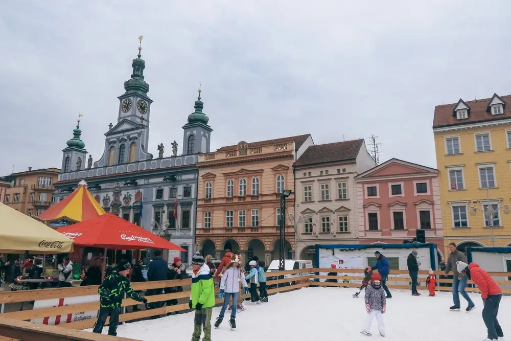 Kluziště plné lidí na náměstí Přemysla Otakara II v Českých Budějovicích.