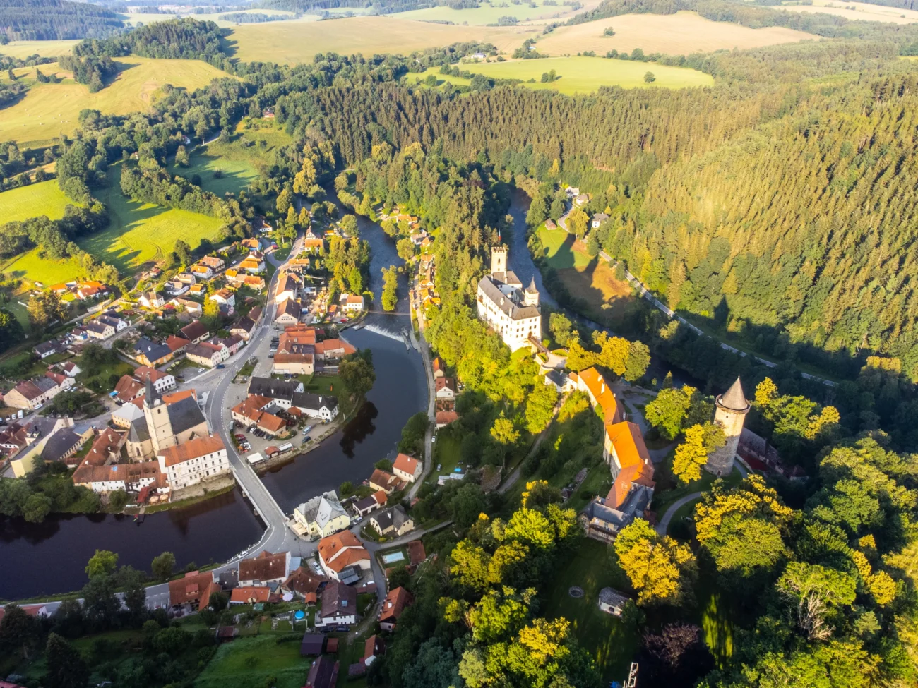 Hrad Rožmberk a rozléhající se lesy okolo.