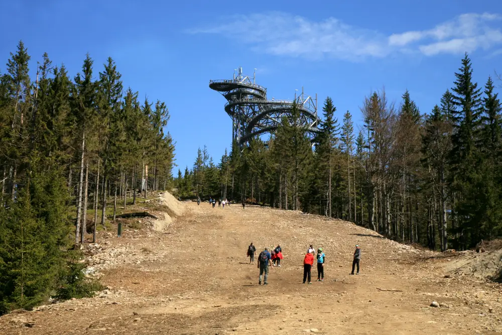 Turisté podnikají výšlap ke Stezce v oblacích v Dolní Moravě. 