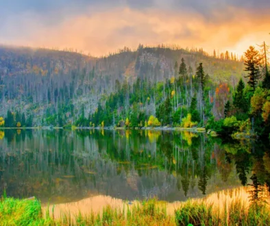 Pohled na ledovcové Plešné jezero