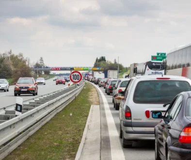 Auta čekající v zácpě na dálnici