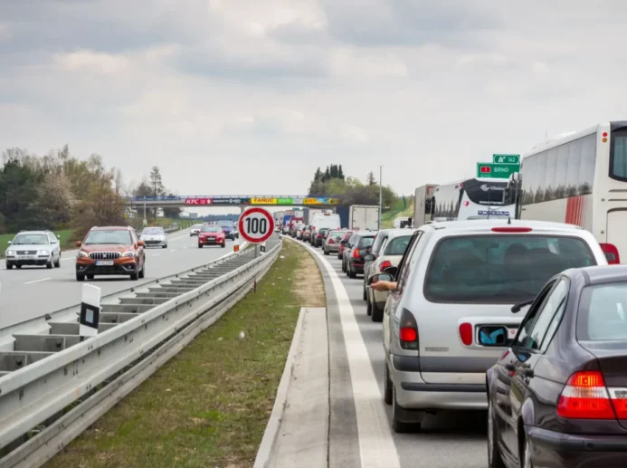 Auta čekající v zácpě na dálnici