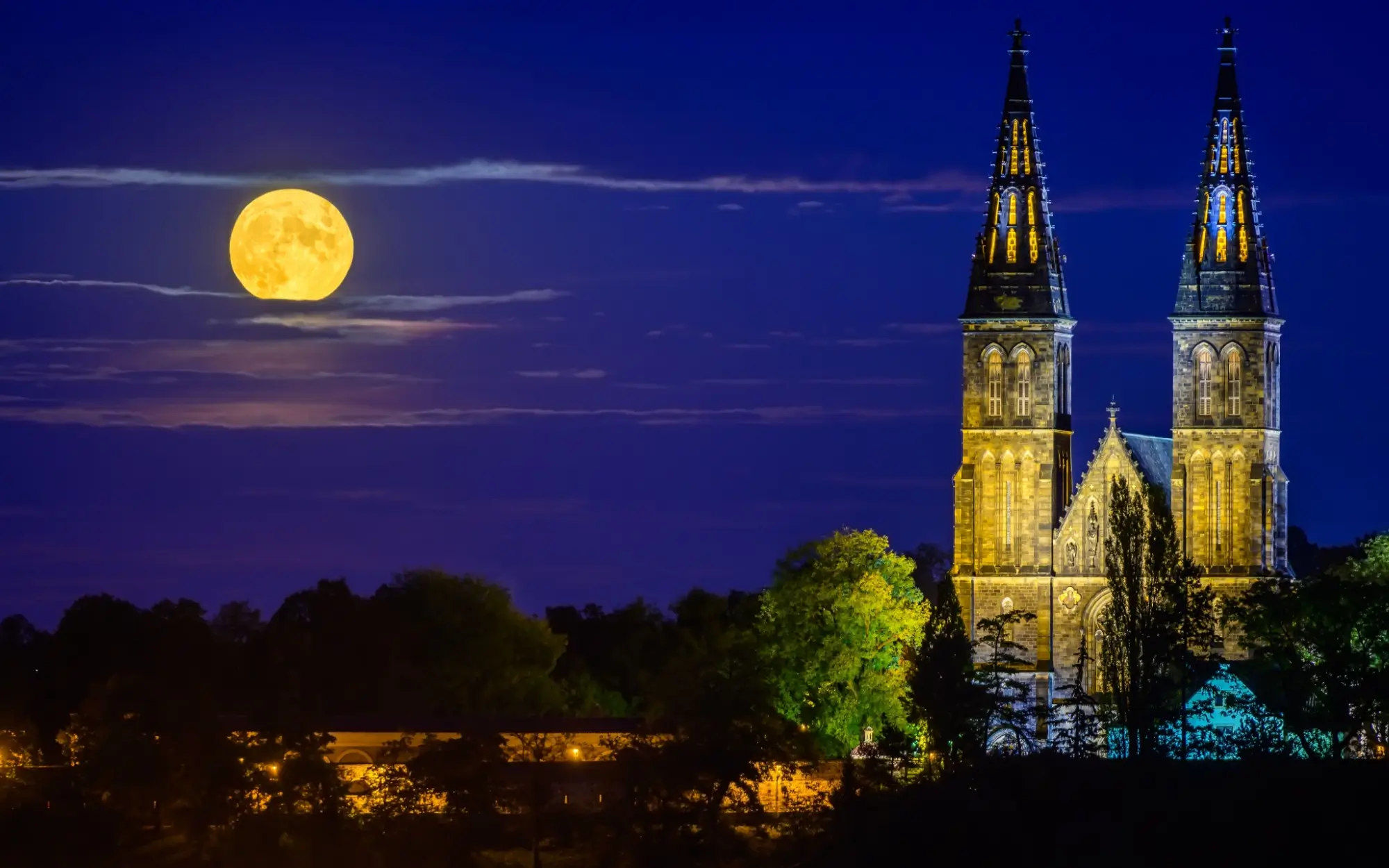 bazilika svatého Petra a Pavla ve Vyšehradě v noci za úplňku