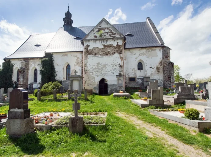 Pohled na Velhartický hřbitov a Kostel svaté Máří Magdalény